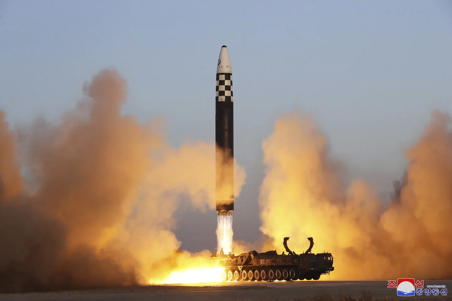 Põhja-Korea mandritevahelise ballistilise raketi Hwasong-17 start.