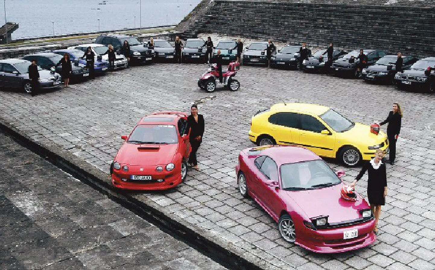 Car Club Girlsi liikmed näevad hoolimata meheliku hobiga tegelemisest välja väga naiselikud. Hoidku alt aga need mehed, kes lasevad end malbest välisilmest uinutada  autoroolis on need naised tõelised tiigrid.