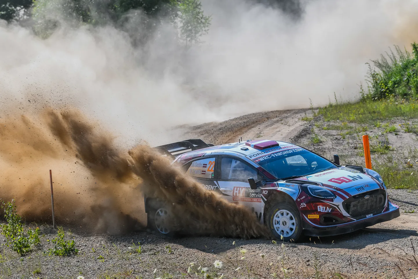 Rallija pilots Mārtiņš Sesks un stūrmanis Renārs Francis FIA pasaules rallija čempionāta "Tet Rally Latvia" ātrumposmā Kuldīgas novada Snēpelē.