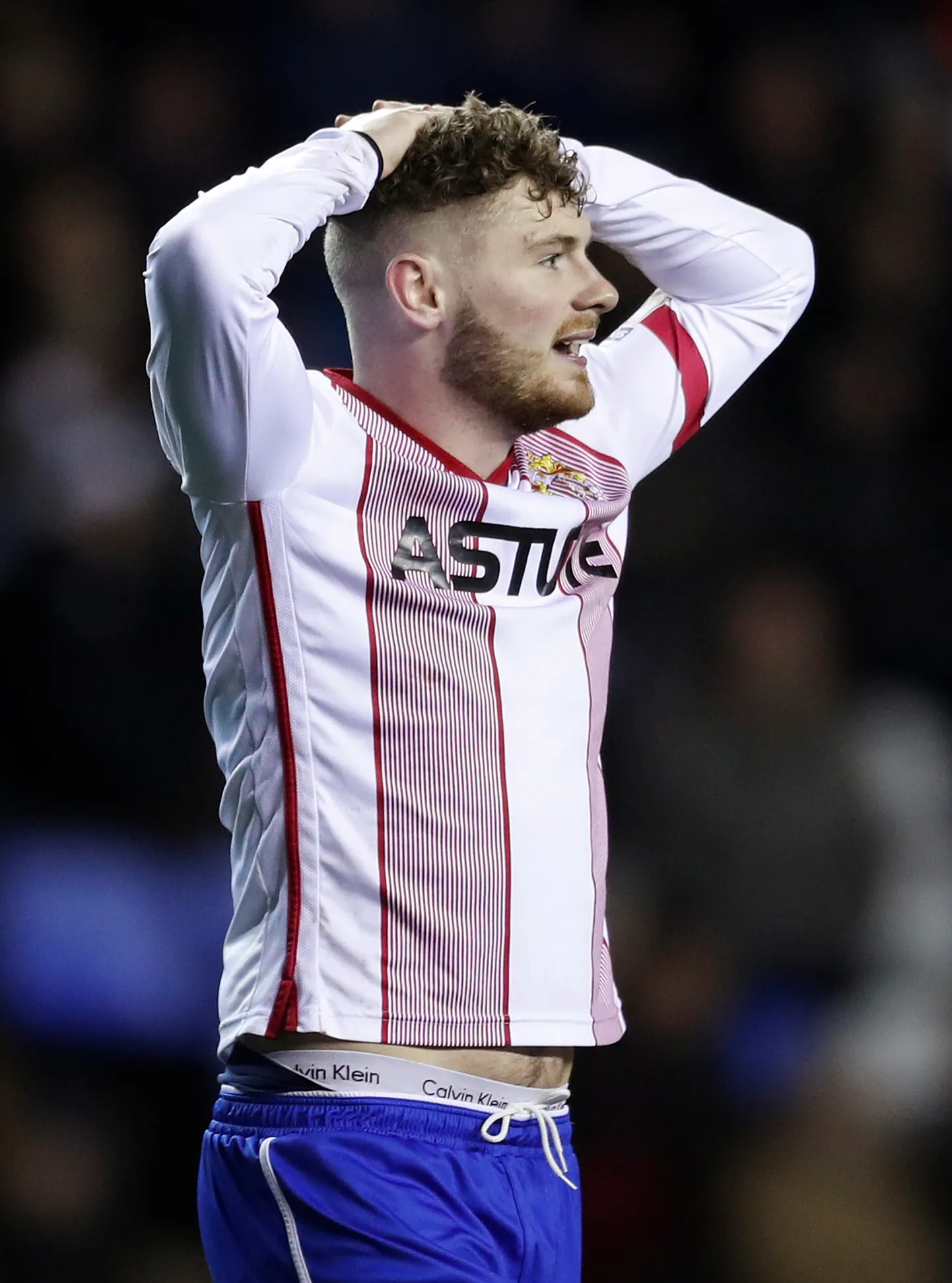 Stevenage’i kaitsja Ben Kennedy paistab olevat segaduses...