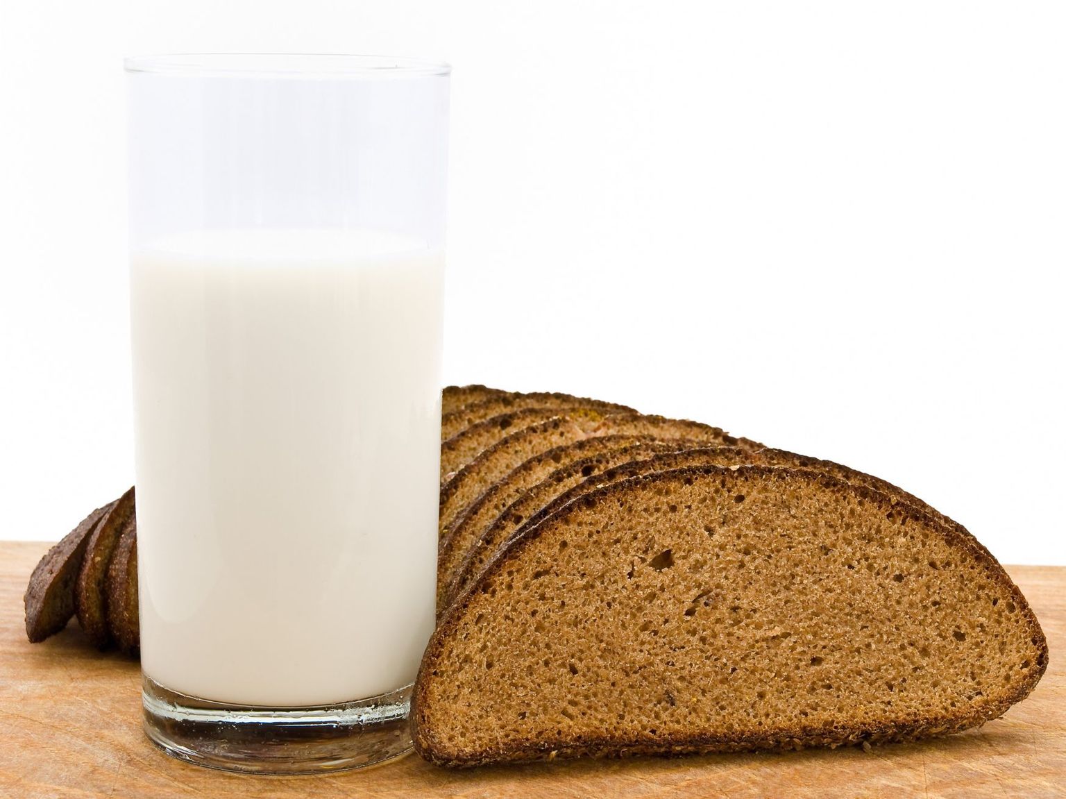 Eestlane hindab kõrgelt kodumaist leiba ja piima, mis enne õhtut poodides sageli ka otsa saab.