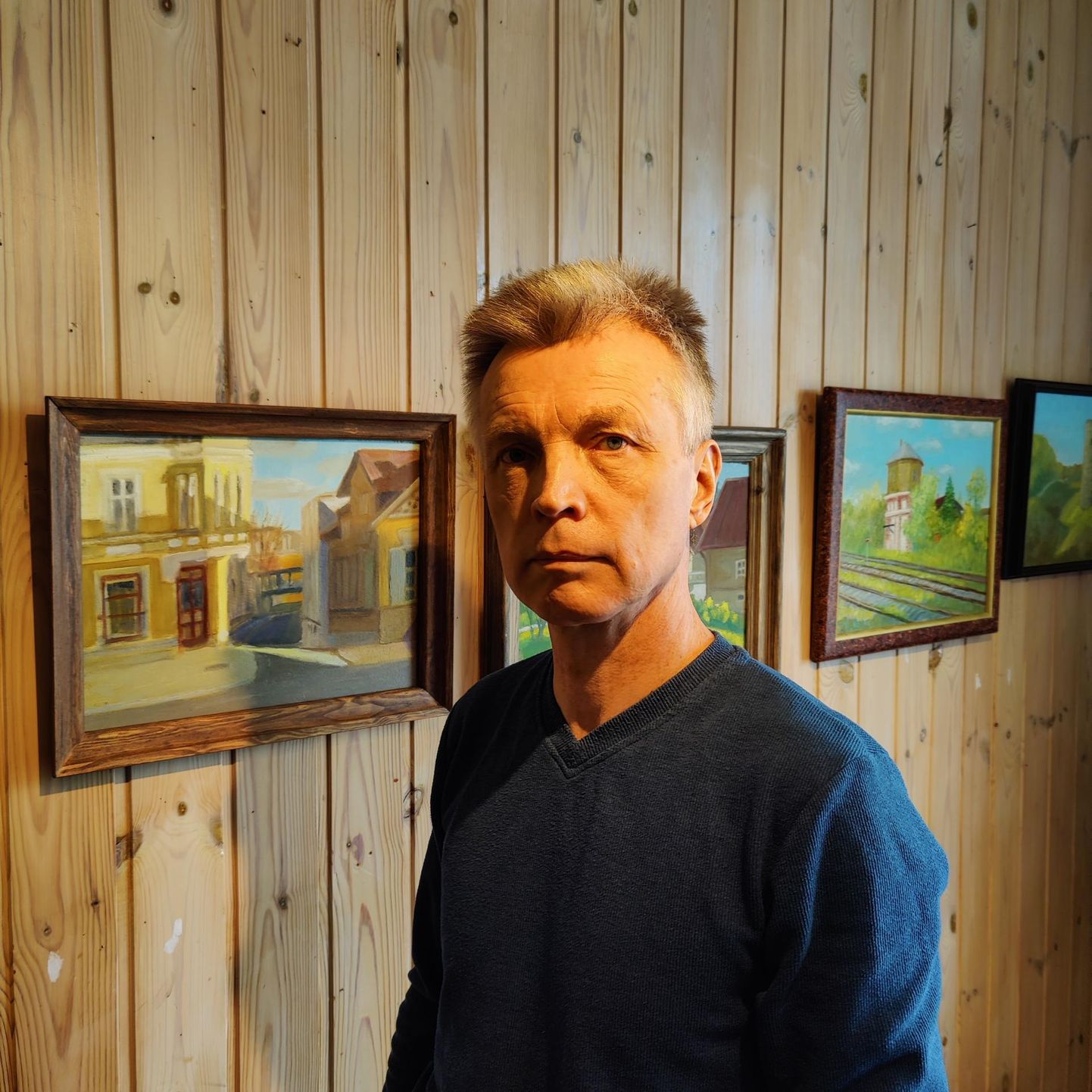 Urmas Uustal näitab Pätsi pitskohvikus uusi maale.