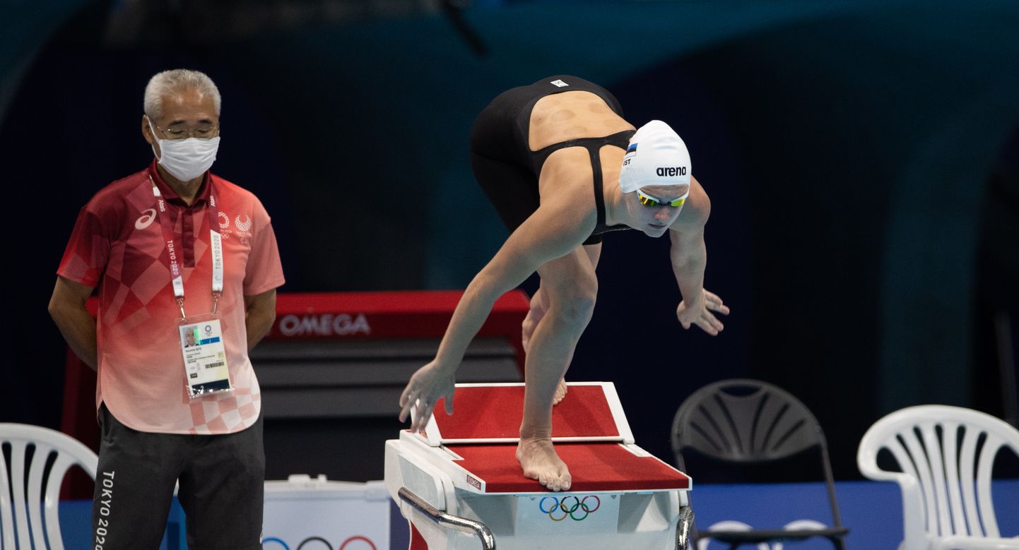 Хотя Энели Ефимовой всего 16 лет, у нее уже есть один опыт участия в Олимпийских играх. В 2021 году она заняла 16-е место в плавании на 100 метров брассом на Олимпийских играх в Токио.