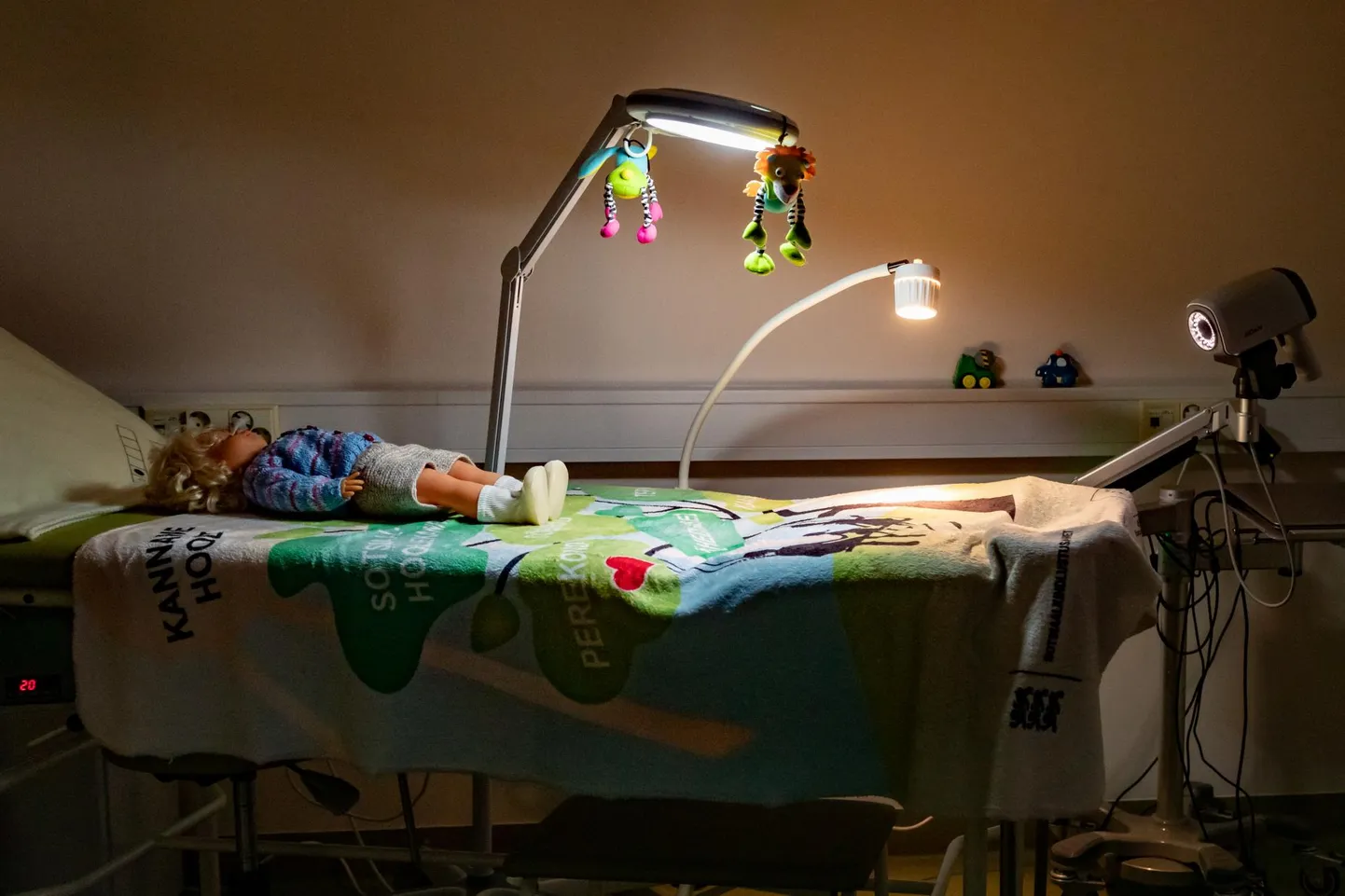 Lastemaja. Lapse läbivaatamise laud. Kaks kolmandikku lastemajja pöördunutest on tüdrukud. Suurem osa neist on 9–15-aastased.