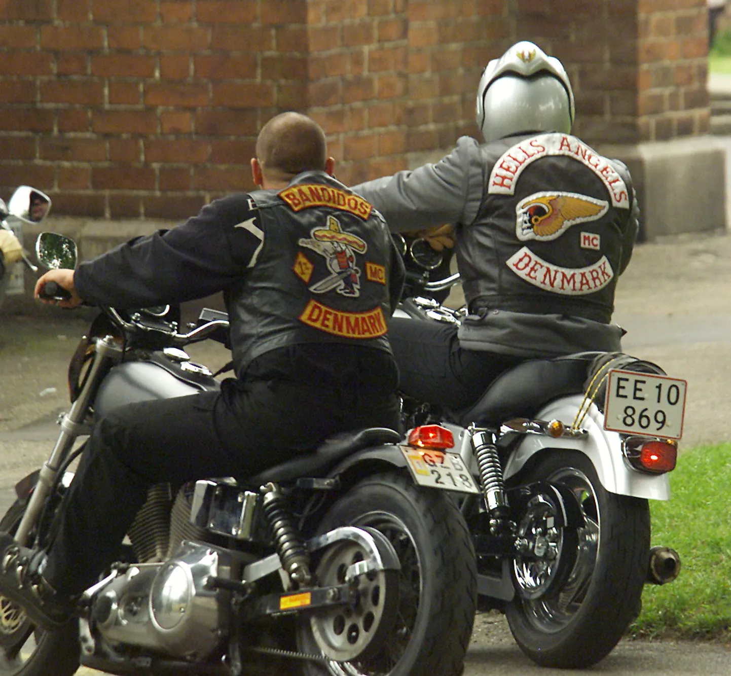 90ndatel vaenujalal olnud mootorratturitest moodustatud jõukude Hells Angels ja Bandidos liikmed.