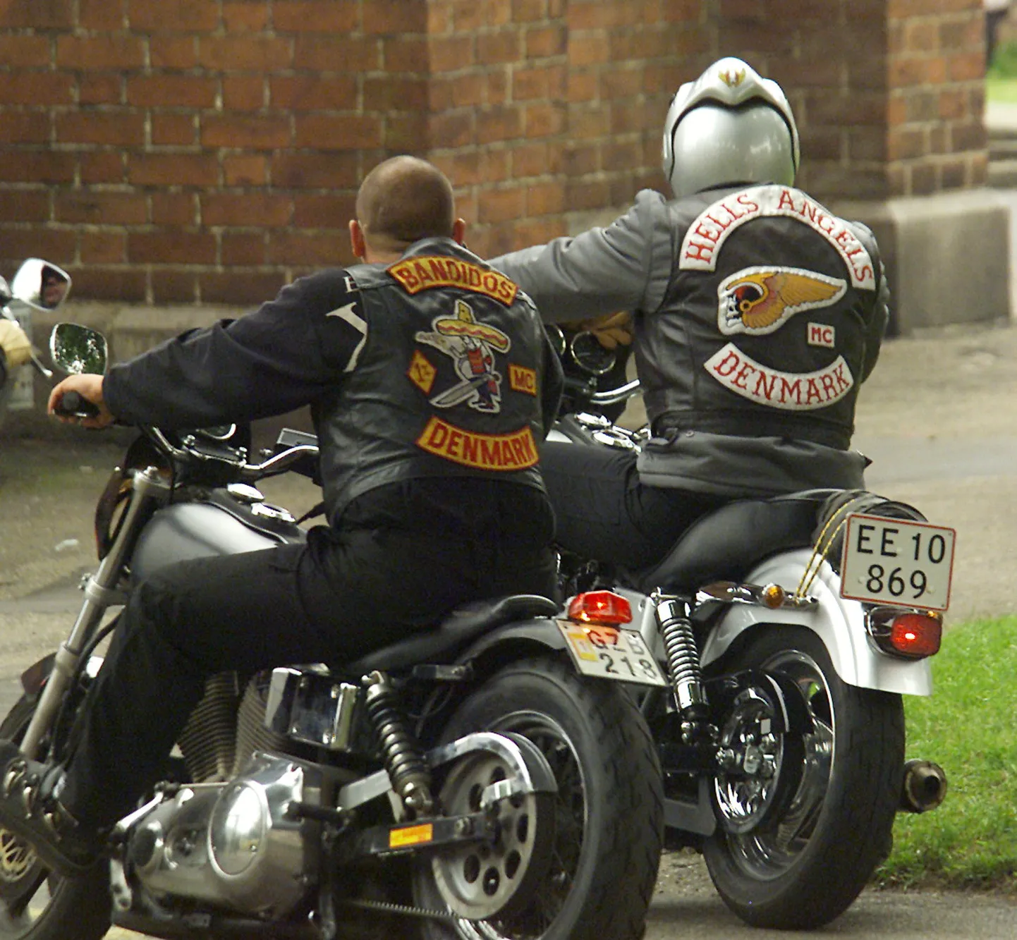 За рубежом члены клубов Hells Angels и Bandidos неоднократно становились объектами внимания полици