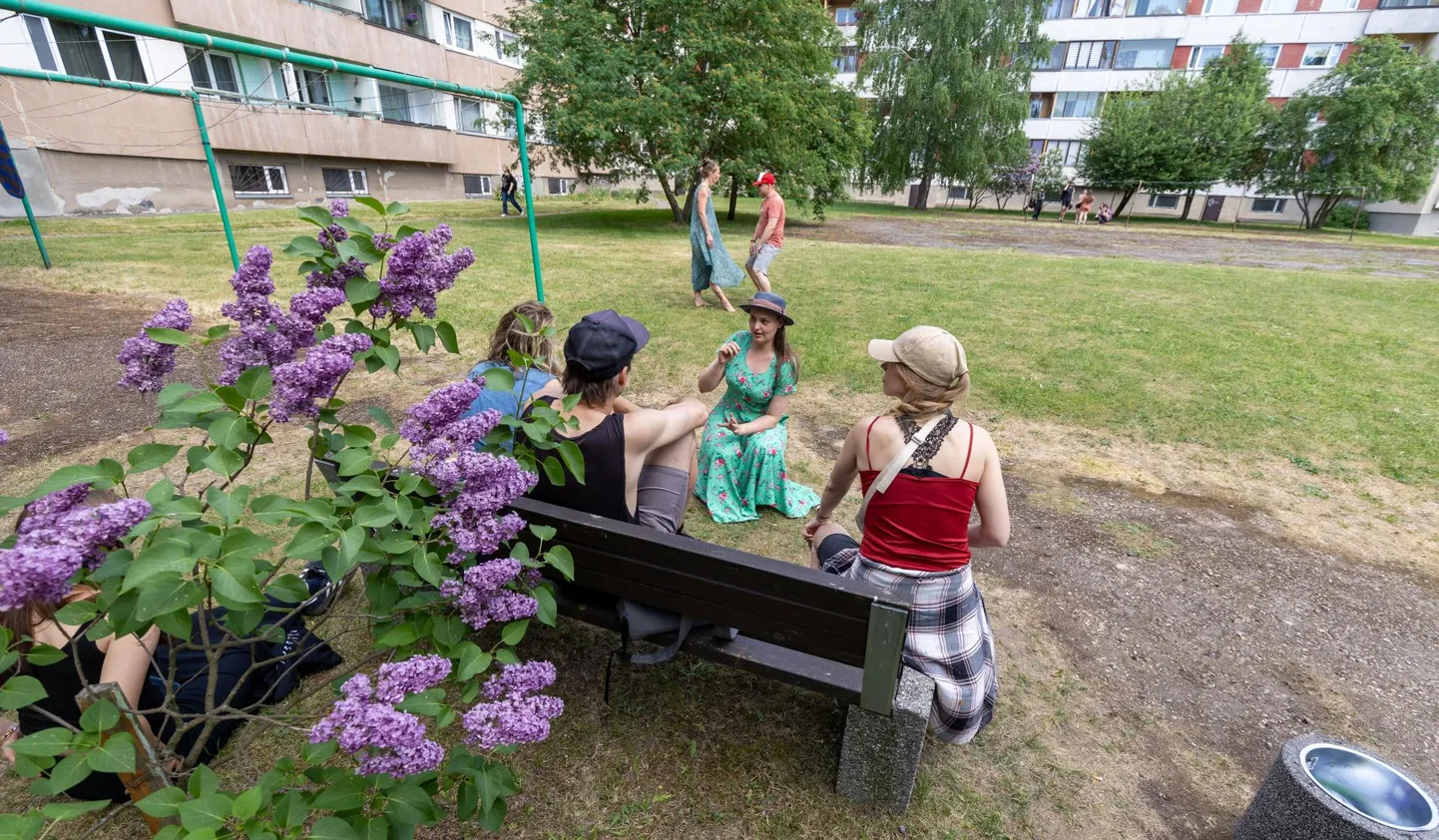 Lavastaja Jaanika Tammaru (kübaraga) analüüsis kolmapäeval näitlejatega veel viimaseid logistilisi ja tehnilisi detaile. Esietendus laupäeval, 1. juunil.