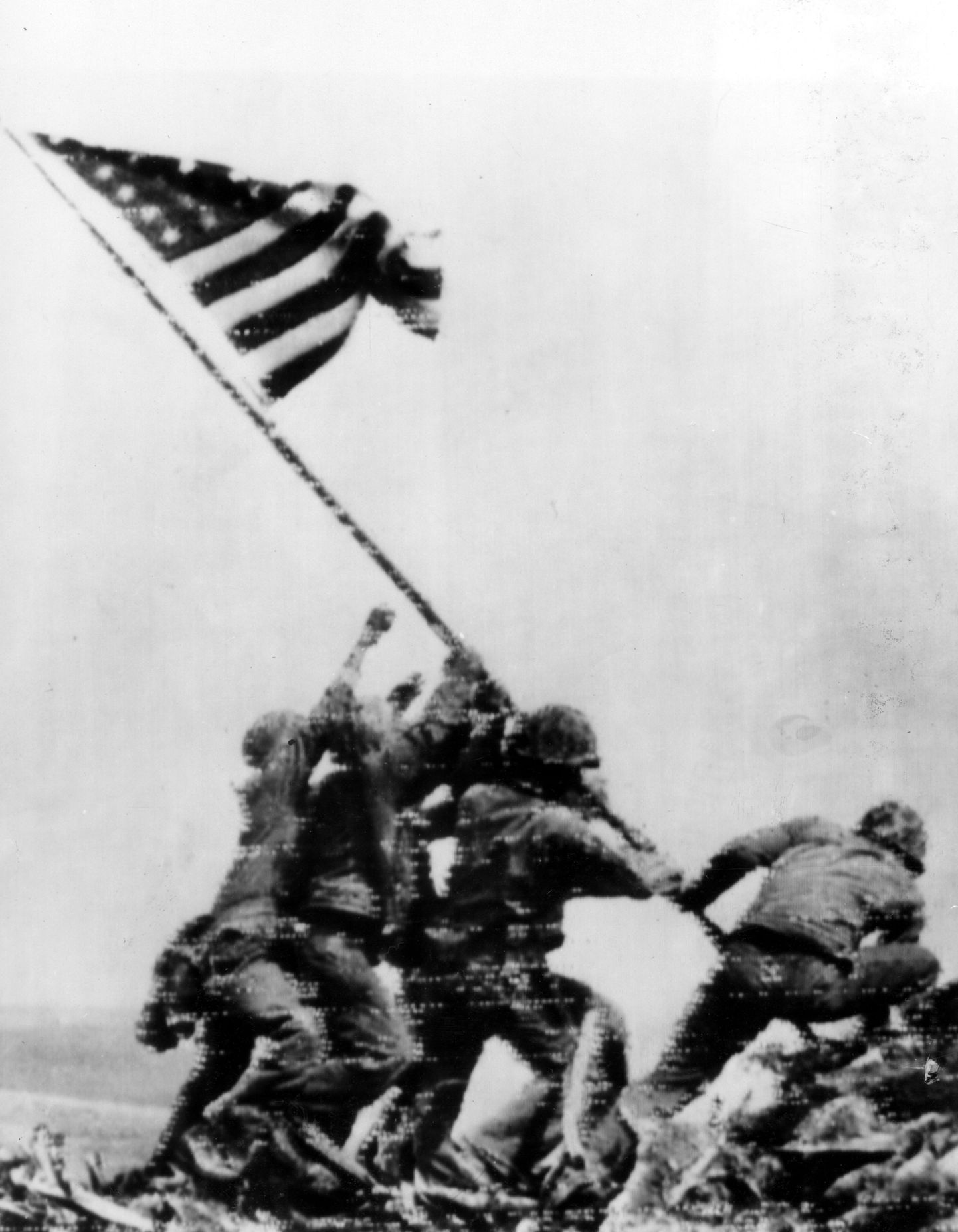 USA sõdurid püstitamas Teise maailmasõja ajal Iwo Jimal Suribachi mäele USA lippu