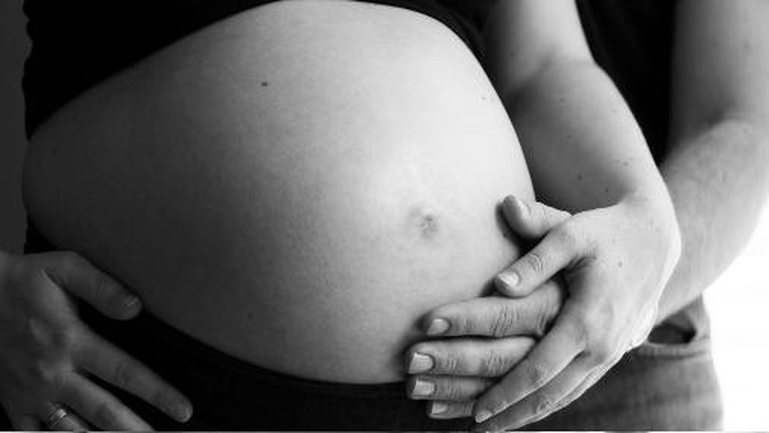 Беременный дрим. Девушка гладит свой живот. Беременный дрим. Во сне видеть живот. Во сне видеть живот.