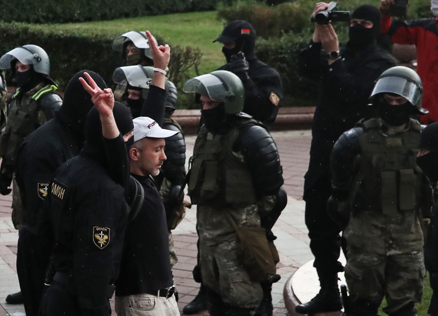 Задержание участника акции протеста в Минске на площади Независимости.