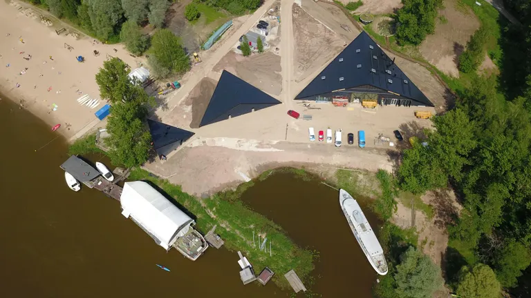 Lodjakoja ehitus hakkab lõpusirgele jõudma, juuli lõpus peaks ehitaja kompleksi linnale üle andma. Endiselt on õhus aga küsimus, kes hakkab uues lodjakojas tegutsema.