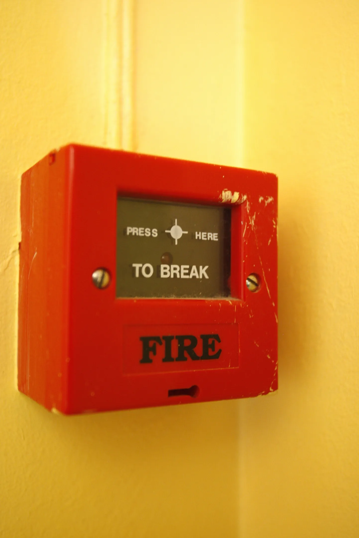 Кнопка пожарной сигнализации.