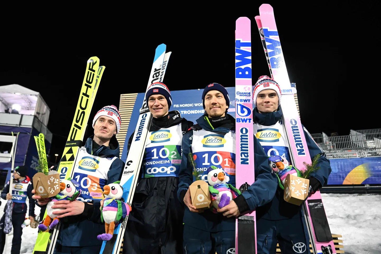 Kõik fotol olevad Norra suusahüppajad ehk (vasakult) Kristoffer Eriksen Sundal, Robin Pedersen, Johann Andre Forfang ja Marius Lindvik on nüüdseks võistluskeelu saanud. Sama saatus on tabanud ka Robert Johanssoni.