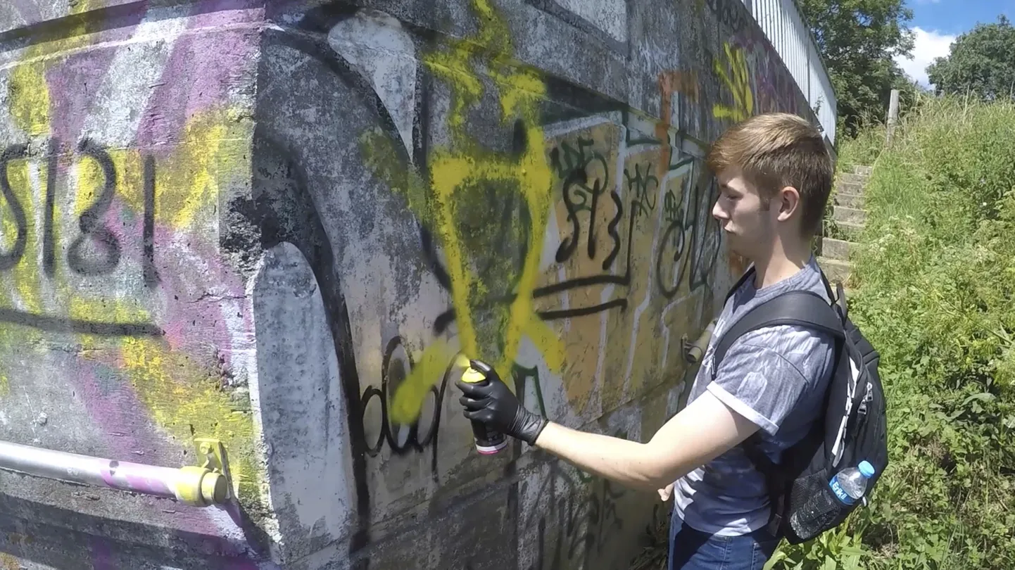 Neonatslikku gruppi kuulumise eest vangi mõistetud Briti politseinik Benjamin Hannam graffitit tegemas.