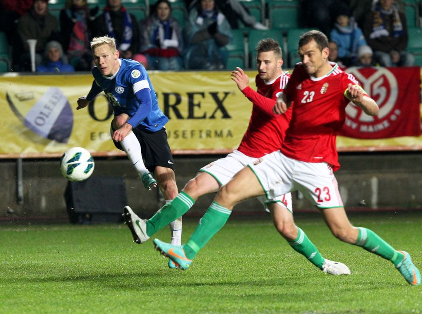 Oktoobris Tallinnas peetud omavahelises mängus tõrjus Ungari kõik eestlaste    rünnakud ja võitis 1:0.