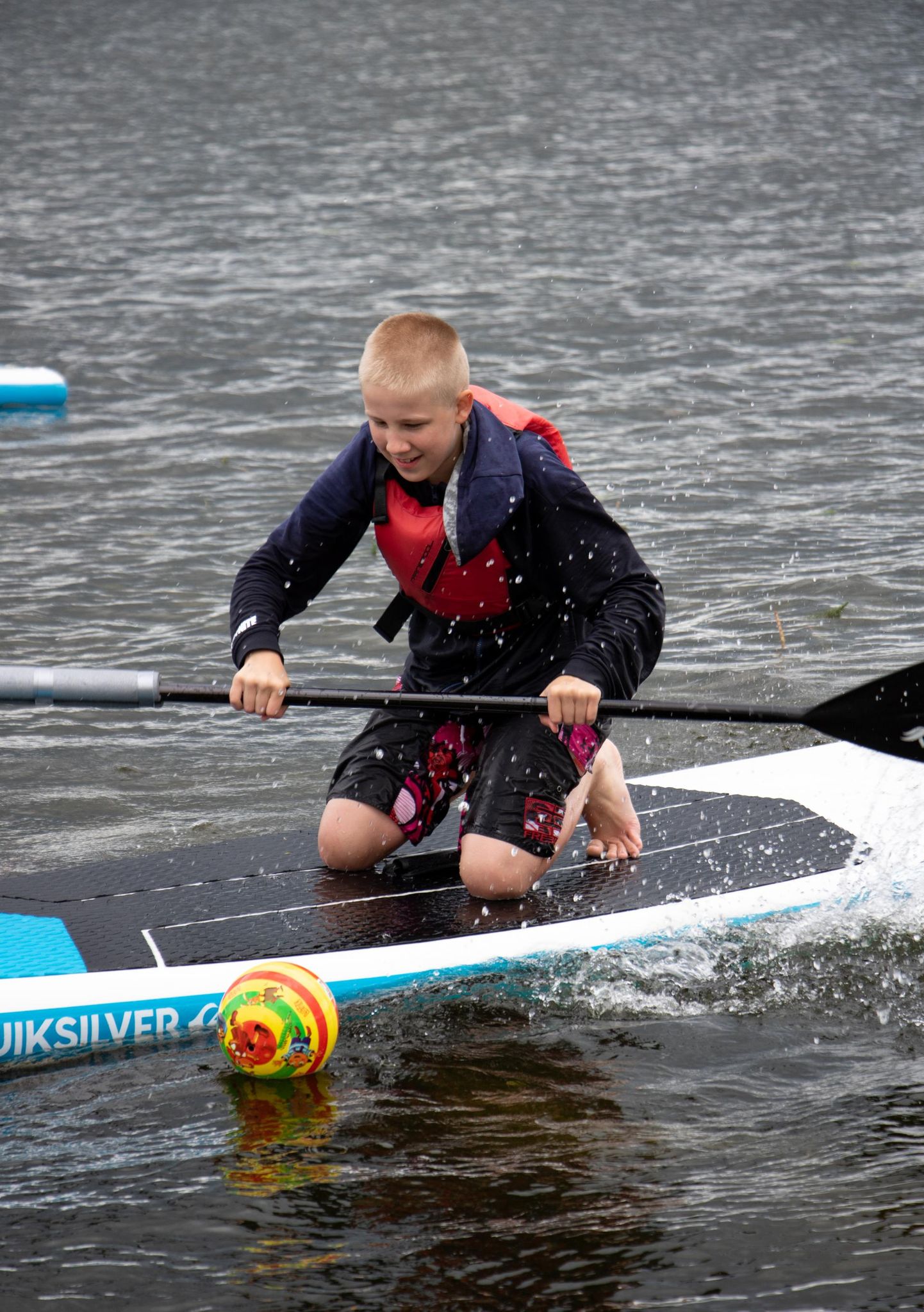 Viljandi rannas tegutseb ajutine merekool, mis annab nii lastele kui ka täiskasvanutele võimaluse proovida vee­spordivahendeid omal käel.