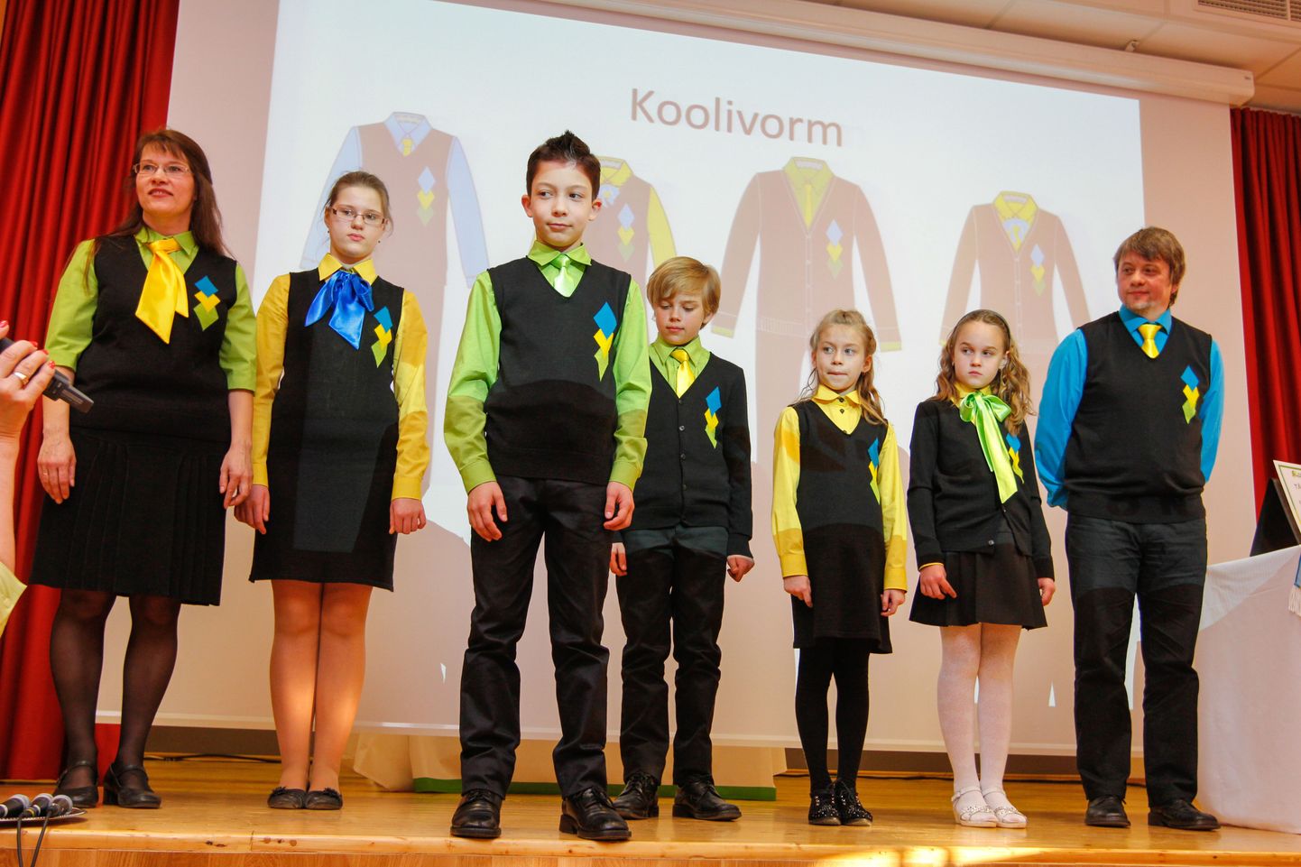 Kooli õppejuht Tiiu Püss tutvustas uut koolivormi, mille komplekti kuuluvad tuunika, seelik, pihikseelik, vest, pluusid, püksid, lipsud, kardigan ja sukkpüksid. Kõikidel esemetel on peal kooli kollast, sinist ja rohelist värvi logo.