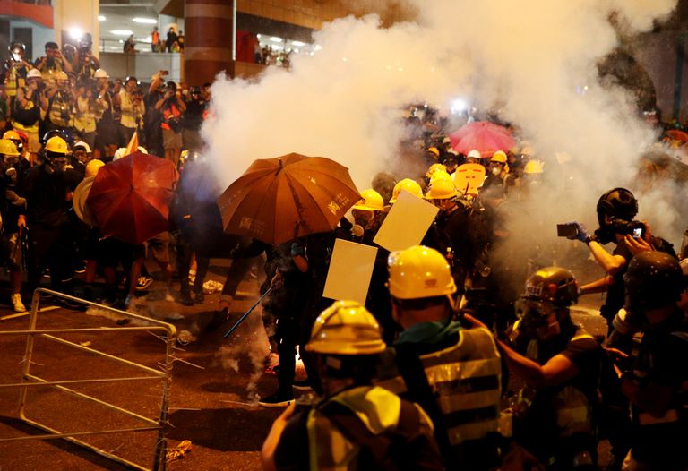 Meeleavaldajad Hongkongi kaubanduspiirkonnas politseinikega madistamas.