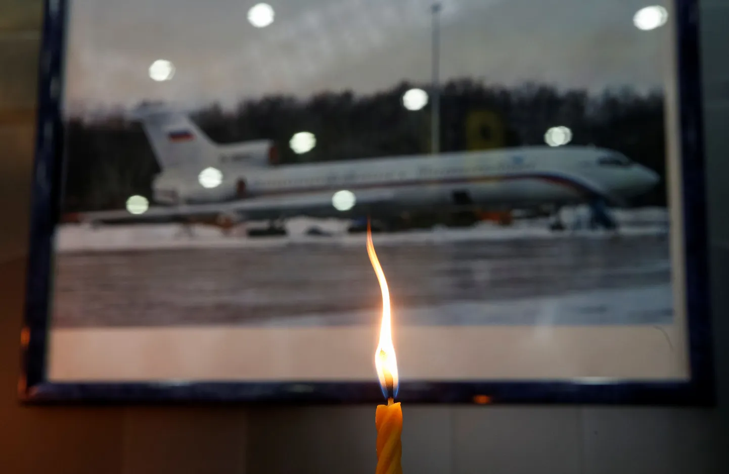 Leinaküünal varsti pärast Sotši-Adleri lennujaamast teele asumist alla kukkunud Tu-154 pildi ees.