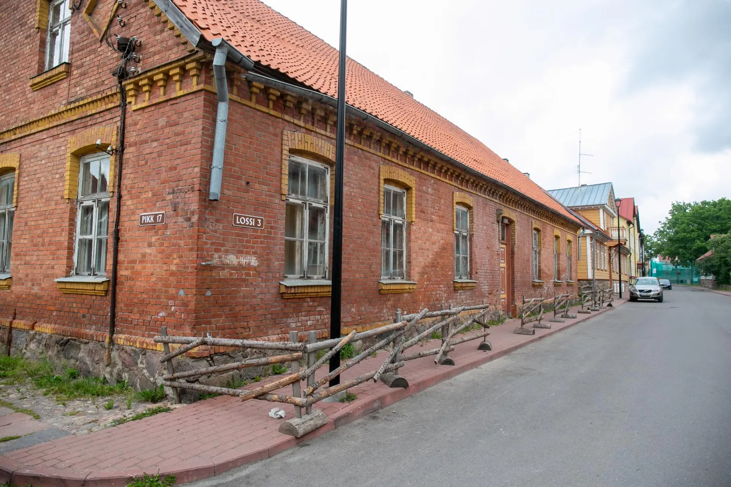 Lossi tänav 3 maja katus on silmanähtavalt vajunud ja ähvardab variseda.