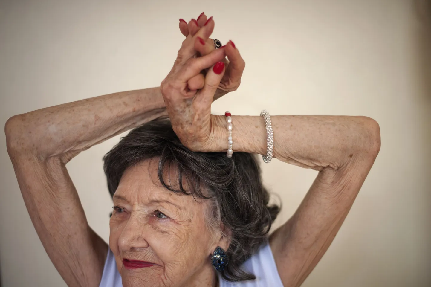 Yoga instructor Tao Porchon-Lynch goes through yoga poses at her yoga class in Hartsdale, New York May 14, 2012. At 93 years old, Porchon-Lynch was named the world's oldest yoga teacher by Guinness World Records. REUTERS/Keith Bedford (UNITED STATES - Tags: SOCIETY)