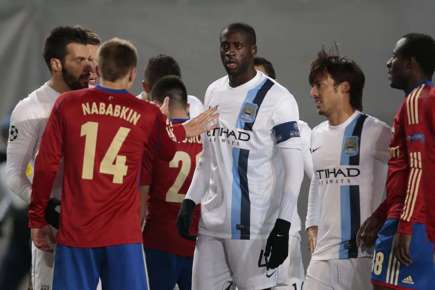 Yaya Toure (keskel) 2013. aastal Moskva CSKA ja Manchester City mängul õiglust nõudmas.