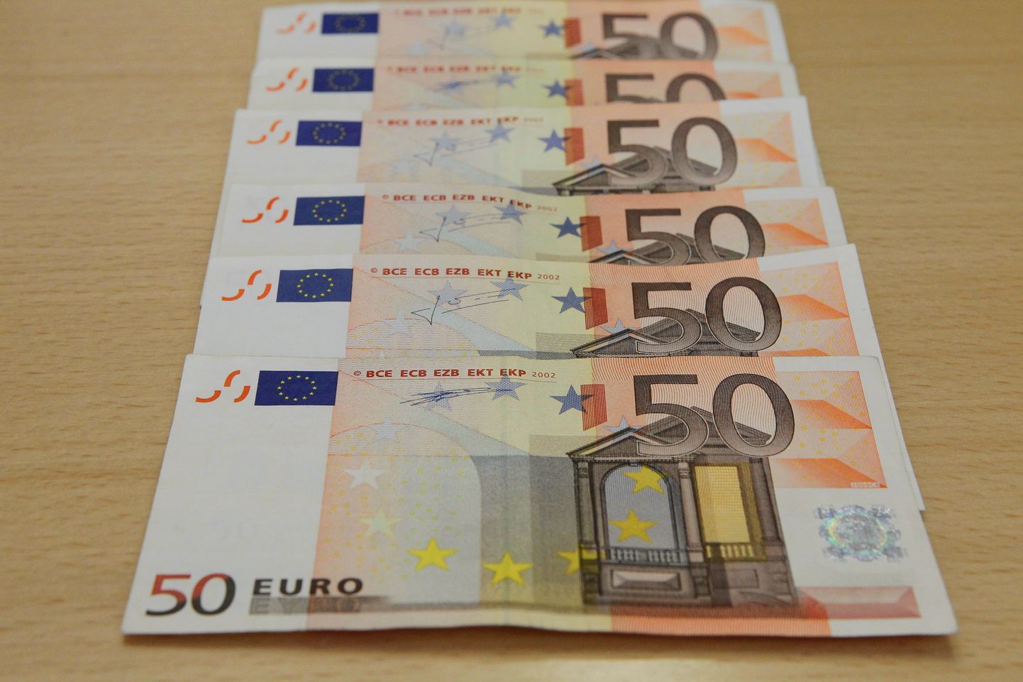 Купюры в 50 евро подделывают чаще других.