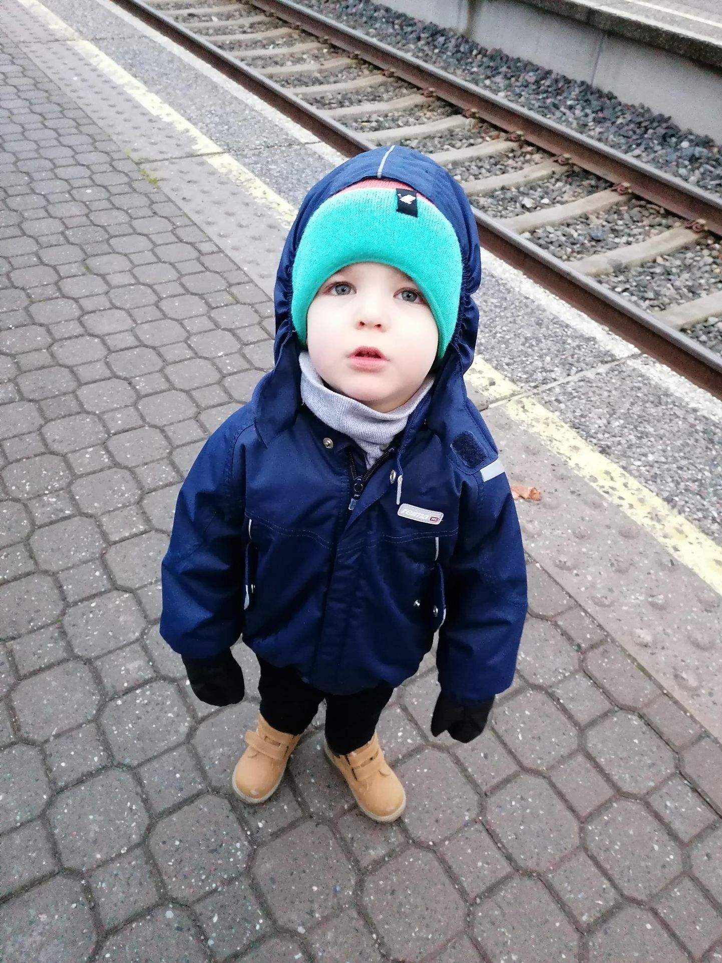 Kolmeaastane Mart Pärnak Balti jaama perroonil.