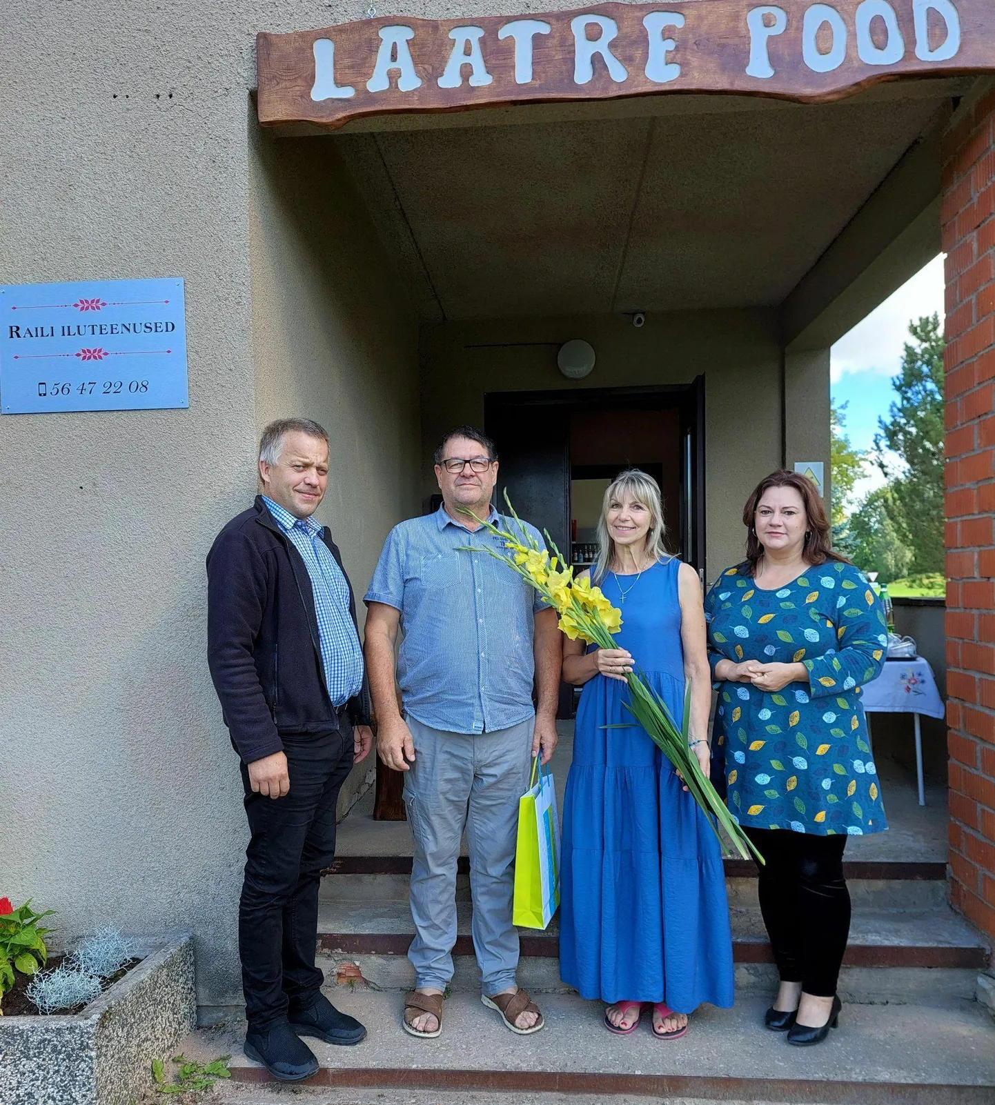 Laatre poe avamisel seisavad kaupluse ees Valga asevallavanem Kaupo Kutsar (vasakult), poepidajad Vjatšeslav ja Margarita Lehter ning vallavanem Monika Rogenbaum.