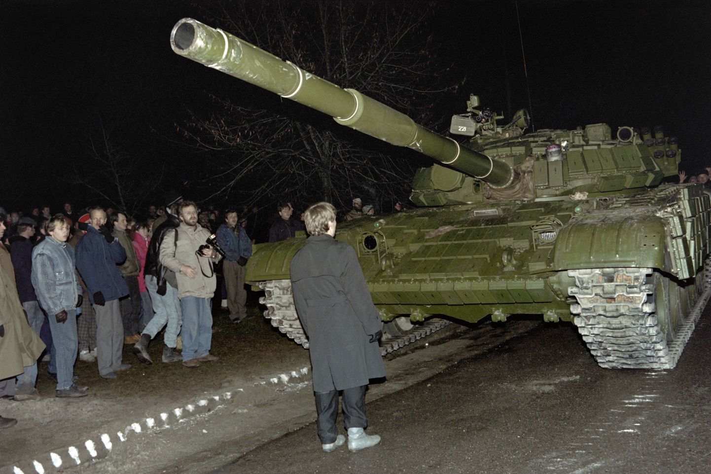 13. jaanuaril Vilniuses tehtud foto meeleavaldajast, kes üritab Nõukogude tanki takistada.