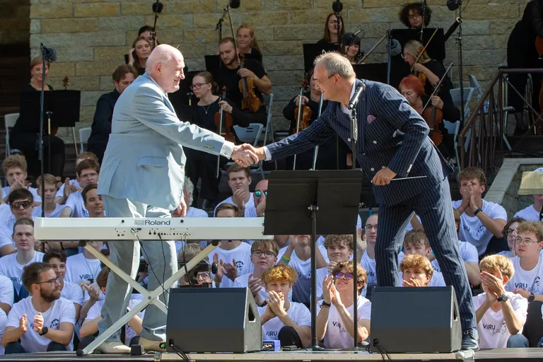 Üheks looks istus klaveri taha ka maestro Olav Ehala, keda tervitas sündmuse kunstiline juht Hirvo Surva.