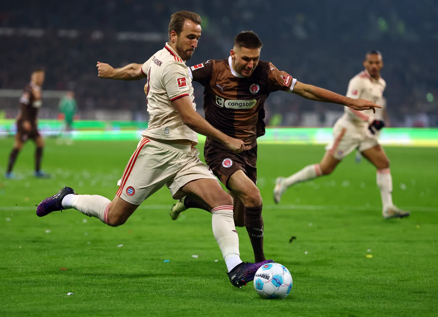 Karol Mets (paremal) ohjamas Bundesligas Müncheni Bayerni superstaari Harry Kane'i.