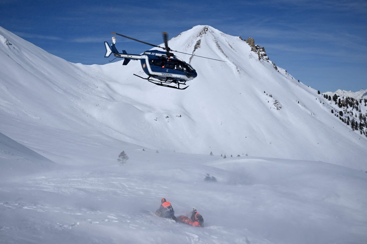 Prantsuse helikopter lendamas 16. märtsil 2023. aastal Prantsuse Alpides Brianconi lähedal laviini otsingu- ja päästetreeningul päästjate kohal.