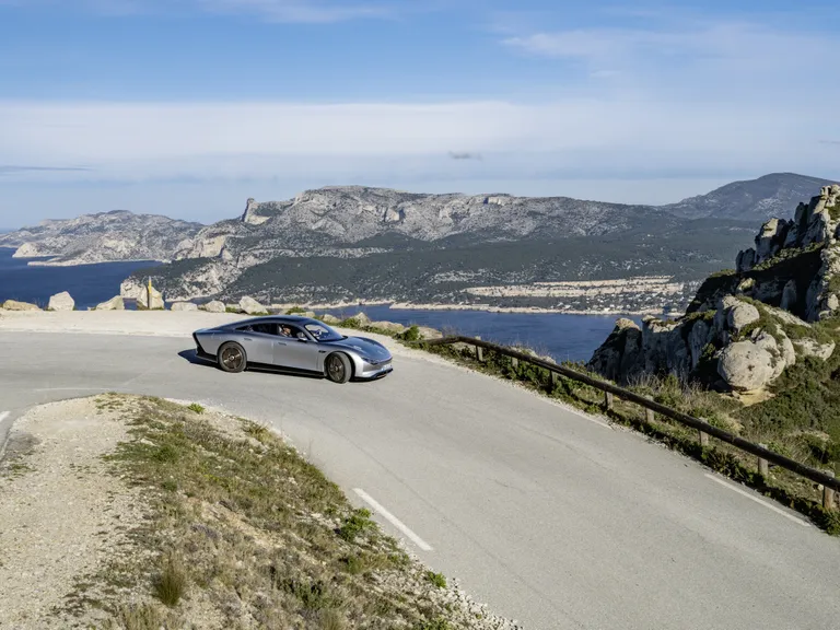 Mercedes-Benz EQXX ar vienu uzlādi oficiāli nobrauc vairāk nekā 1000 km