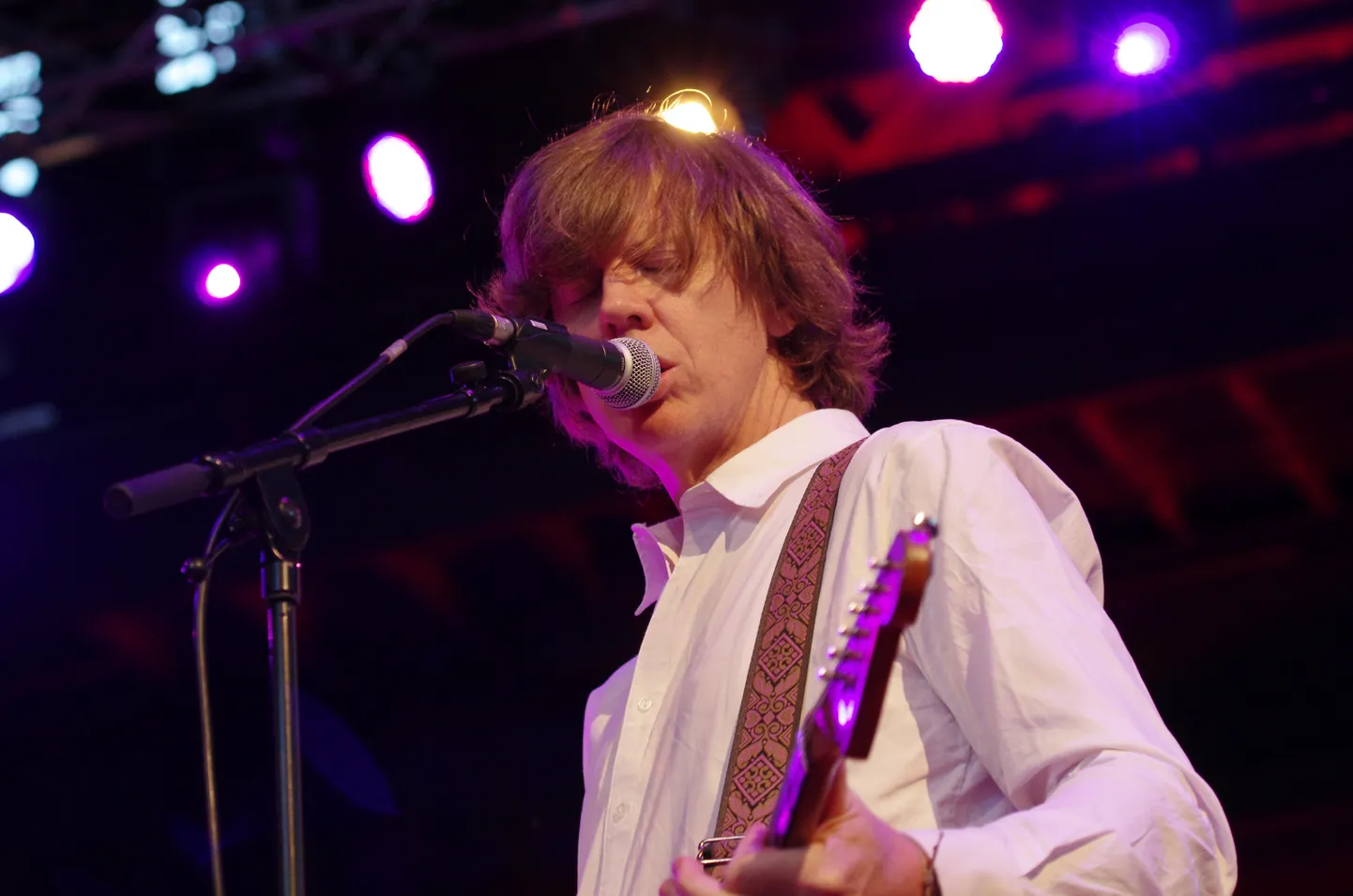 Sonic Youthi laulja Thurston Moore esinemas Saksamaal Traumzeit Festivalil