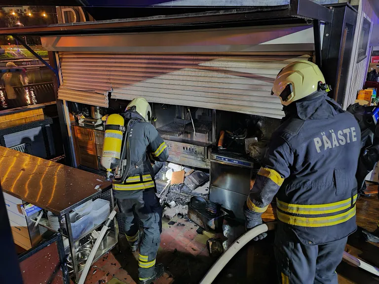 Päästjad said öösel väljakutse Emajõe äärde, kus grilli hooletust kasutamisest oli süttinud menukas meelelahutusasutus.