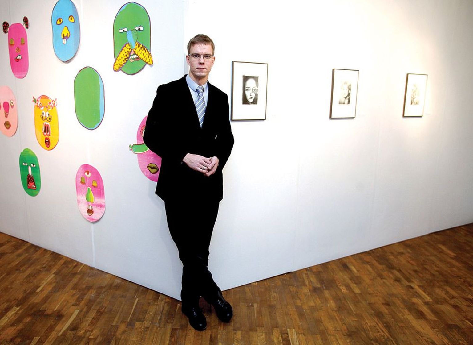 Indrek Grigor (30) toetub Tartu kunstimaja suures galeriis graafikafestivali kujundusse paigaldatud vaheseinale. Tema paremal käel on Kuti Kuti ja vasakul käel Riina Varoli looming. Ta vaatab, kuidas reageerib Marko Mäetamme seksivideole soliidses eas naiskülastaja.