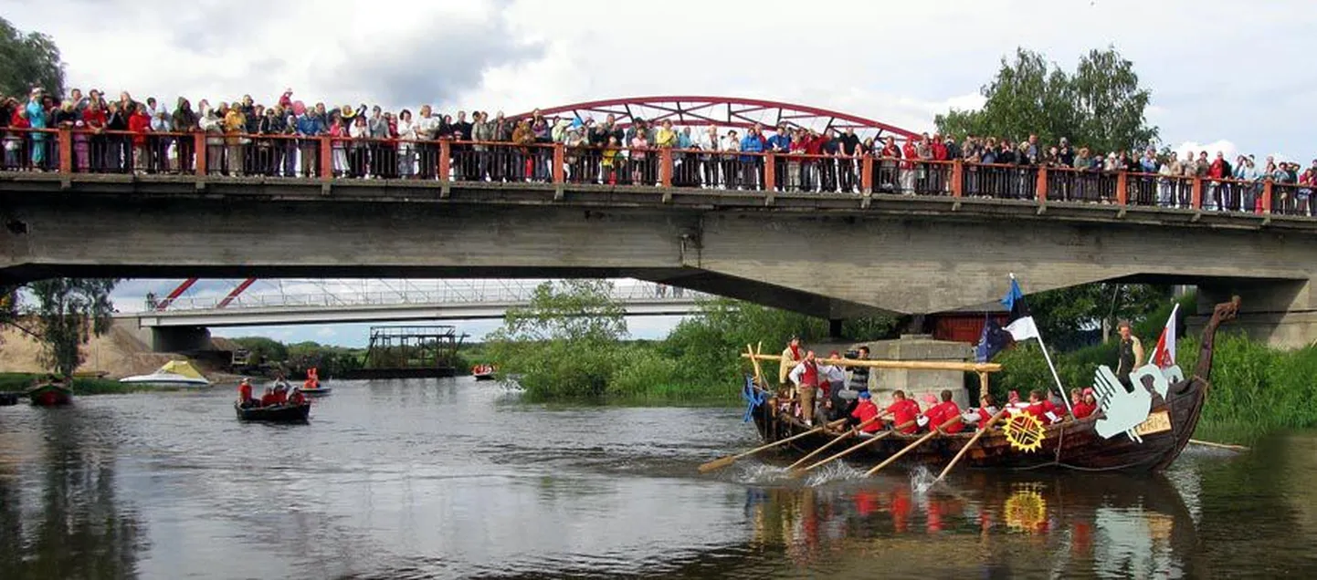2009. aastal liikus laulu- ja tantsupeo tuli Viljandimaal viikingilaeval ja haabjatel mööda Võrtsjärve ning Tänassilma ja Raudna jõge. Paaril lõigul tuli aluseid ja tõrvikut kanda siiski ka mööda kuiva maad.
