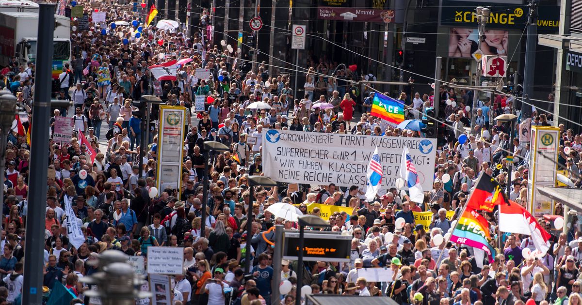 берлин вышел. берлин вышел. митинг в германии против меркель. берлин люди. жители берлина.