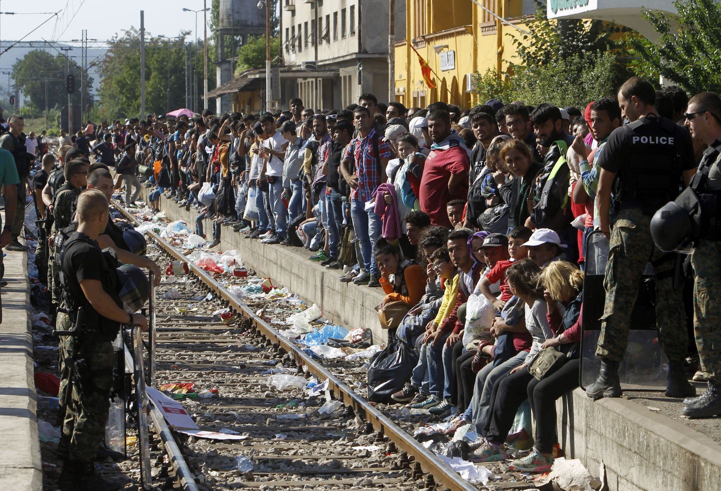 Pagulased eile Makedoonias Gevgelija raudteejaamas rongi ootamas, mis viib nad Serbia piirile.