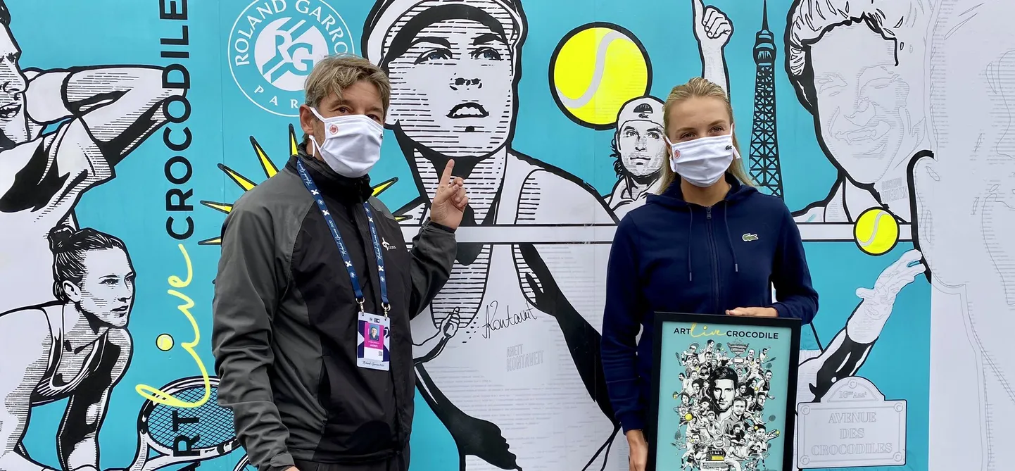 Kunstnik Greg talletas Anett Kontaveidi ajalukku ning andis talle üle ka väikese meene.