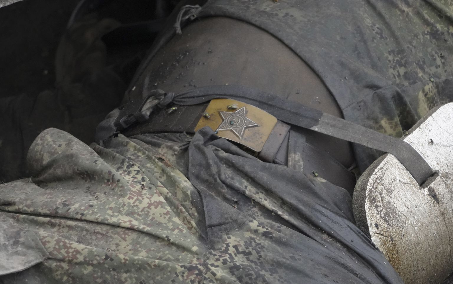 Звезда советской армии на ремне убитого российского солдата. Купянск, Харьковская область, октябрь 2022 года.