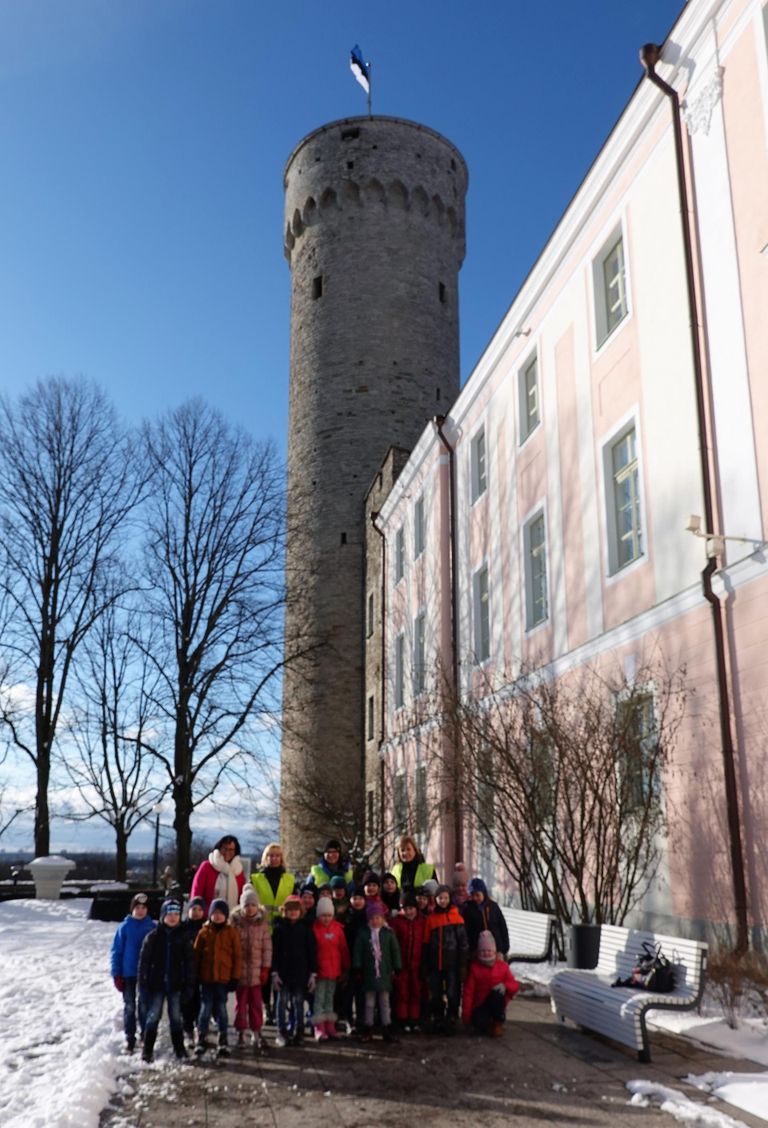 Väikesi reisiselle kõnetas pealinnareisil enim Pika Hermanni torn ja selle tipus meie riigi sümbolina lehviv sinimustvalge.