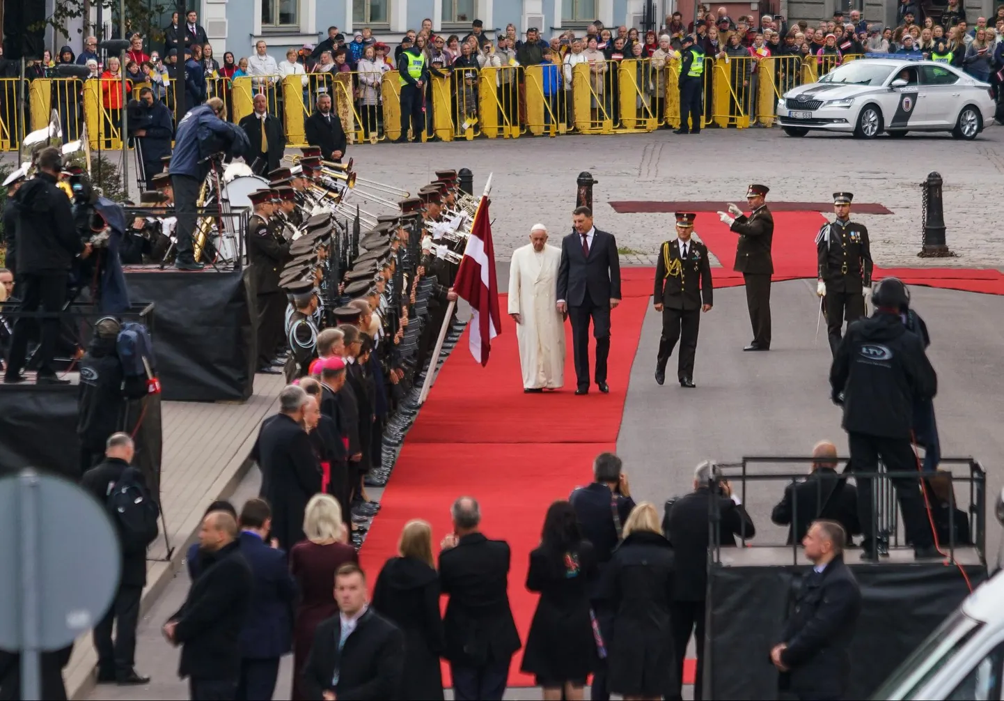 Paavst Franciscus ja Läti president Raimonds Vejonis punasel vaibal.
