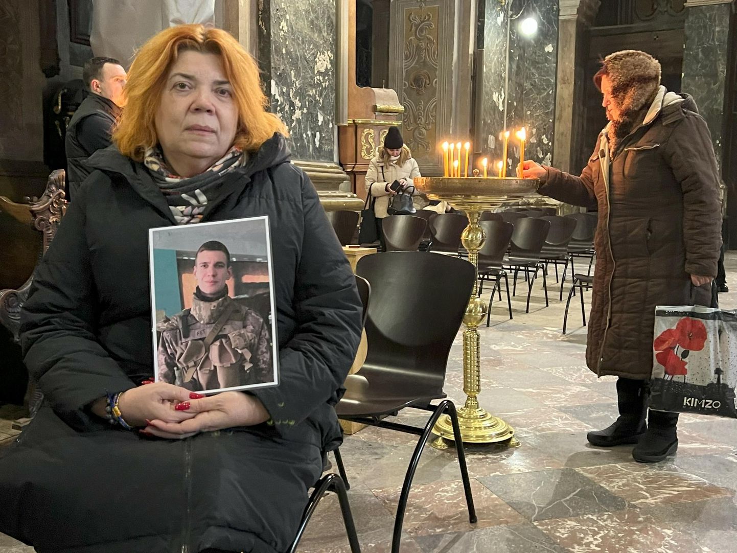 Svitlana Fetissova poja Mikolai portreega. Foto on tehtud kaks kuud enne poja hukkumist, kui ta sõitis peale kiiret väljaõpet oma üksusega rindele Luhanski oblastisse.