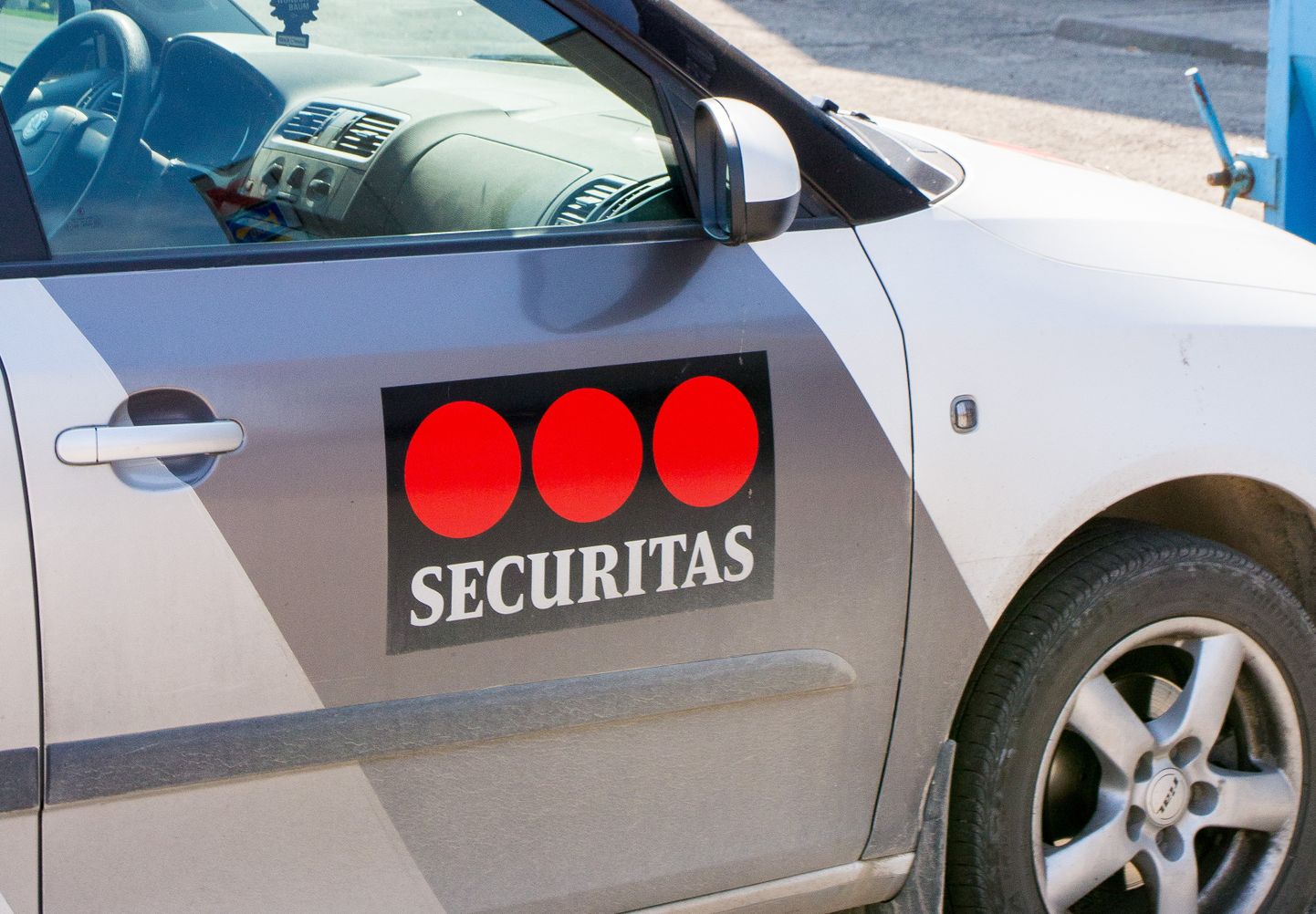 Turvafirma Securitas logo ettevõtte autol Eestis.