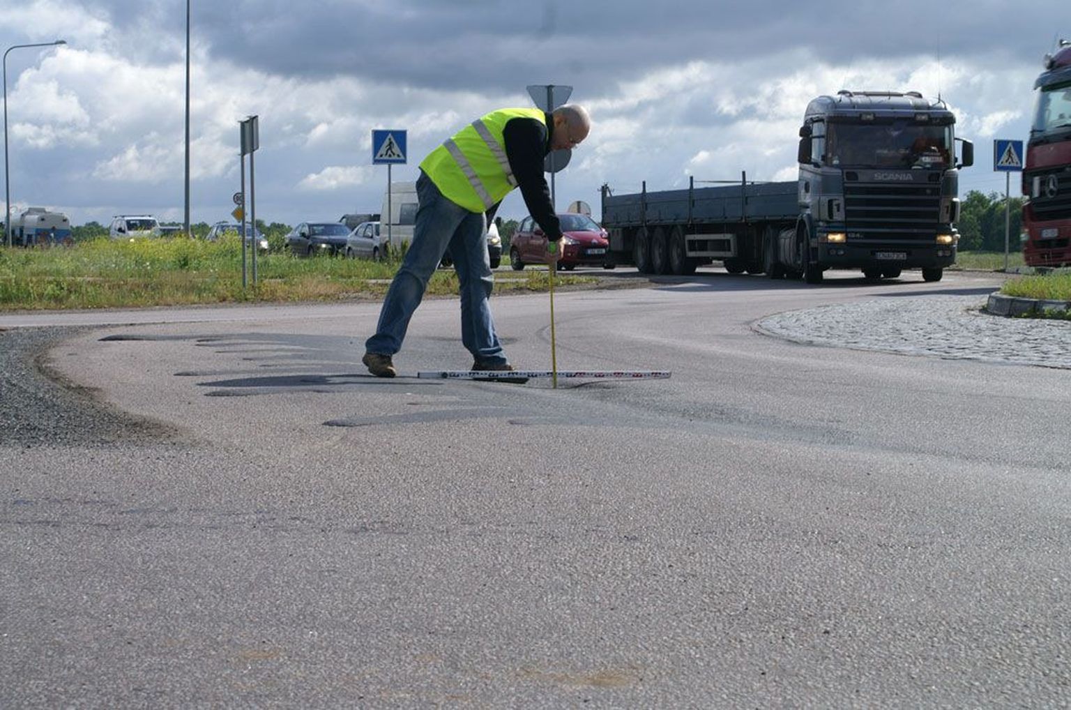 Обслуживание дорог. Ремонт дорог в Эстонии. Road Maintenance vehicle. Шоссейная дорога в стране Науре.