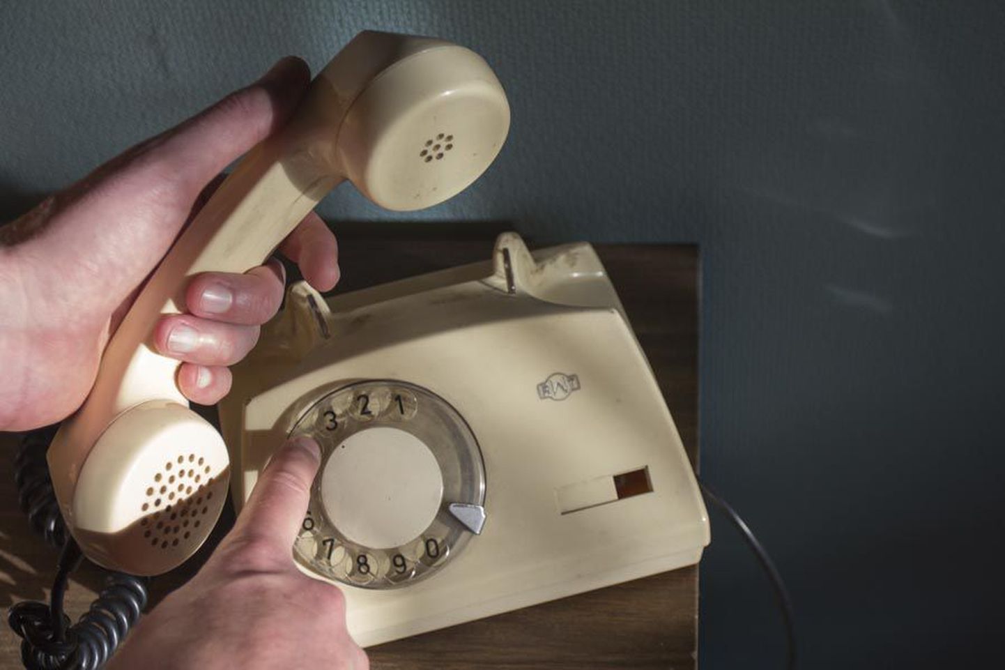 Vanad kettaga lauatelefonid näivad tänapäeval rariteetsed, kuigi osa neist on endiselt argikasutuses. Nii ka see Viljandis digivõrgus töötav mudel, mis on kokku pandud 1982. aastal Poolamaal. Hääbuvas analoogvõrgus oskavad samuti toimetada klahvidega aparaadid.