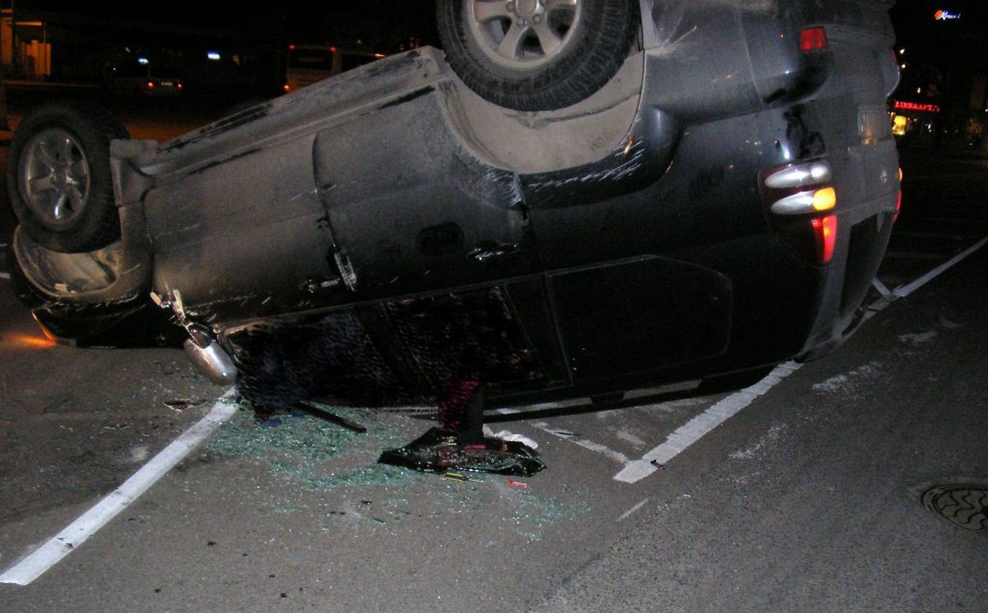 Kokkupõrke tagajärjel paiskus õnnetusse sattunud Toyota katusele.
