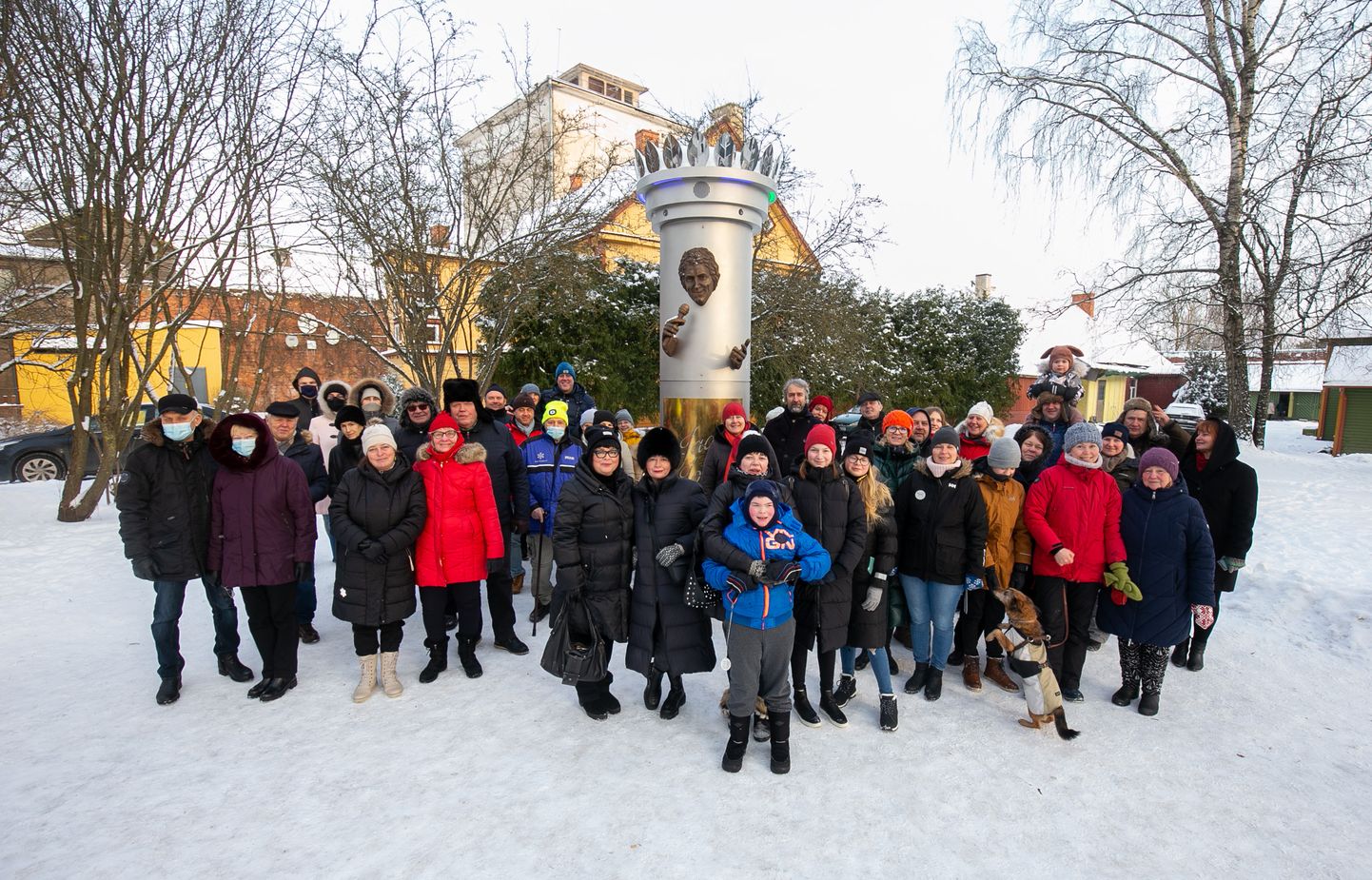 Posti tänava pargis püsti pandud Jaak Joala monument meelitab sinna uudistajaid üle Eesti. Laupäeva pärastlõunal oli sinna sadakond uudistajat.